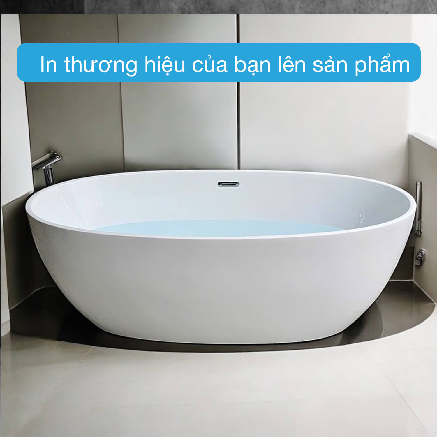 Logo thương hiệu được in trên bồn tắm