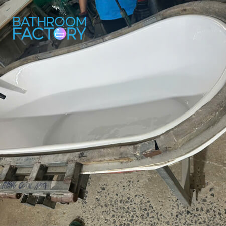 Công đoạn hút chân không định hình bồn tắm