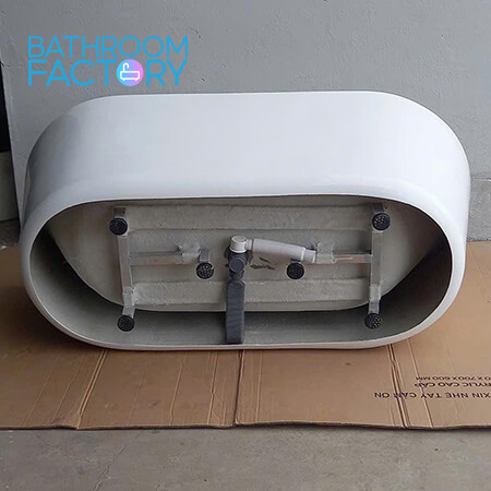 Cắt gọt phần thừa của bồn tắm